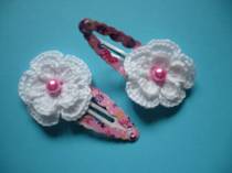 Bílá kytička s růžovou perličkou<br>barevné varianty, cena 30 Kč/kus